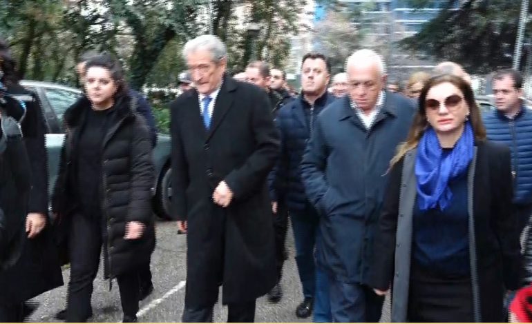 NUK NDALET/ Berisha dhe anëtarët e Komisionit të Rithemelimit mbërrijnë te selia e PD