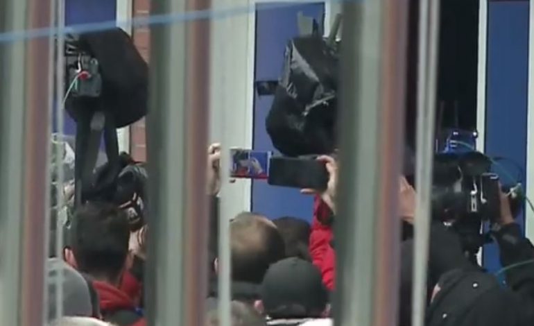 DEL VIDEO! Ky është momenti i shqyerjes së derës kryesore të PD