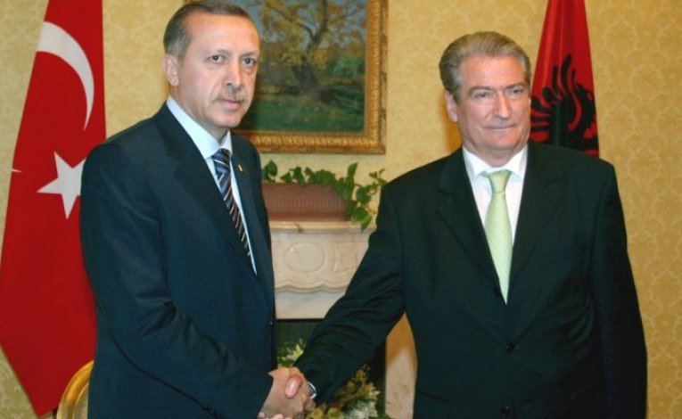 YLLI PATA/ Iluzionet e Berishës: Sulmoi Erdoganin 48 orë më parë, sot gjen “strehë” në sirtarët e...