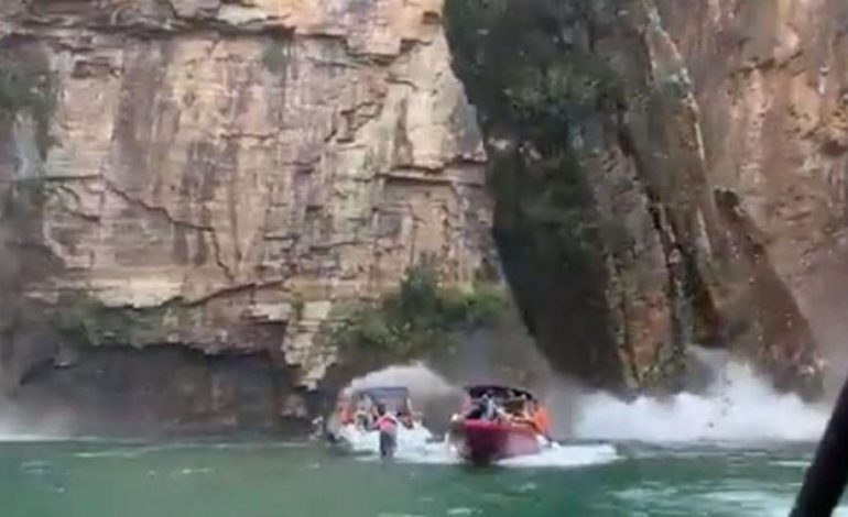 PAMJET E FRIKSHME/ Momenti kur një shkëmb shkëputet dhe bie mbi tre varka, 7 të vdekur e dhjetëra të plagosur