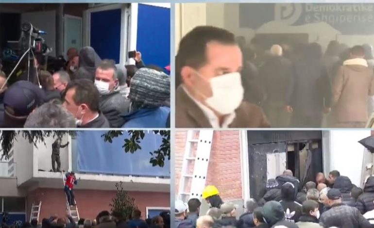 KAOSI/ Gaz, shkallë, dhe tentativa për të hyrë brenda godinës. Çfarë po ndodh në selinë e PD