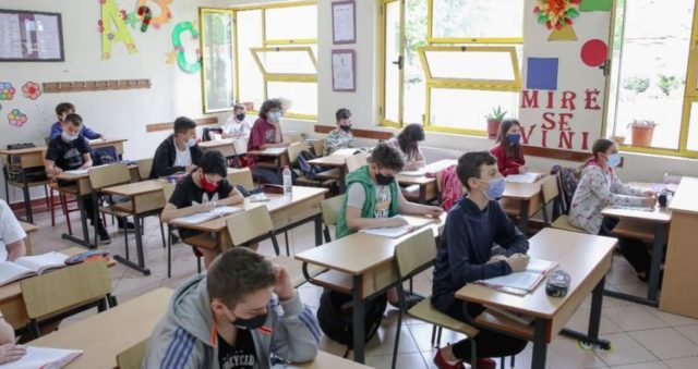 COVID-19/ Rritja masive e infektimeve në vend: A është koha për një mbyllje të shkurtër të shkollave?