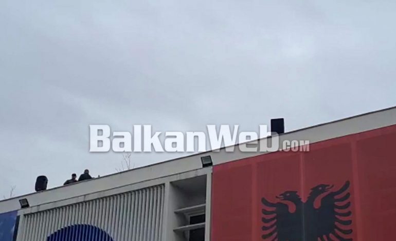 NJË FONI NË TARRACË/ Çfarë po ndodh në selinë e PD pak para nisjes së protestës