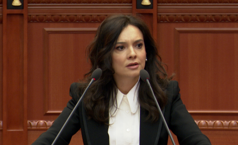 “PRESIDENTI I SHKARKUAR JU NIS SMS…”/ Spiropali ironizon Bashën: Kryetari me pullë që po mbetet tek pullë