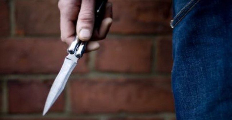 “PLAS” SHERRI NË LIBRAZHD/ 26-vjeçari plagos me thikë dy të rinjtë, dërgohen me urgjencë në spital