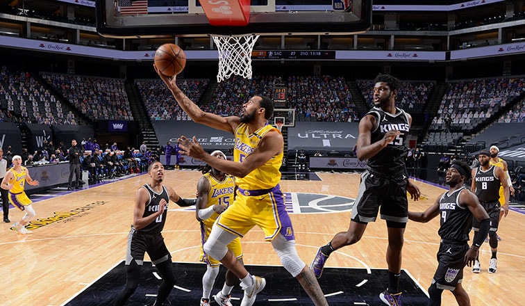 PLAS NË NBA/ Grushte e shkelma në tribunë gjatë sfidës Lakers-Sacramento (VIDEO)