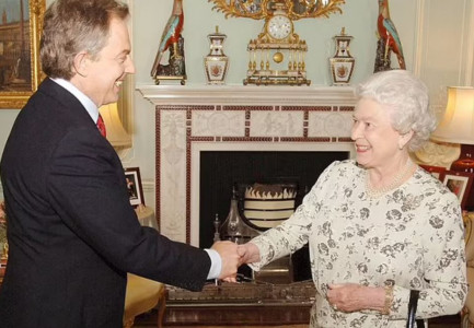 PAS 14 VITESH PRITJE/ Tony Blair vlerësohet nga Mbretëresha me dekoratën “Shoqërues Kalorësi i Urdhrit Fisnik të Garterit”