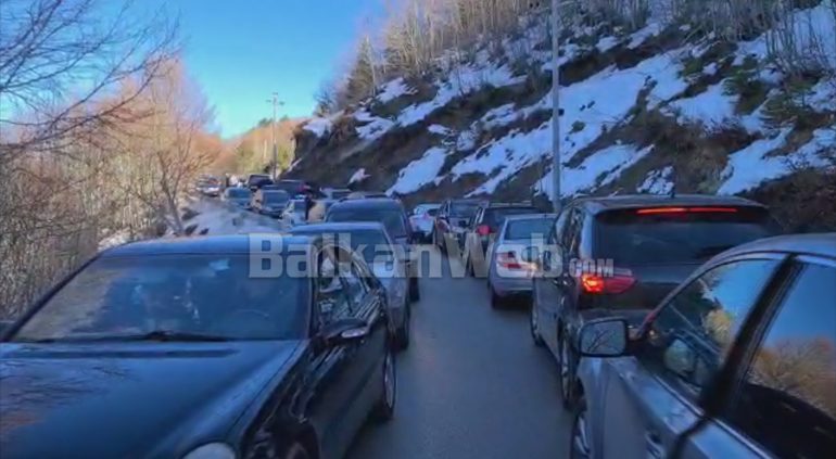 NDËRRIMI I VITEVE/ Fluks vizitorësh në Dardhë për festa, bllokohet qarkullimi i automjeteve