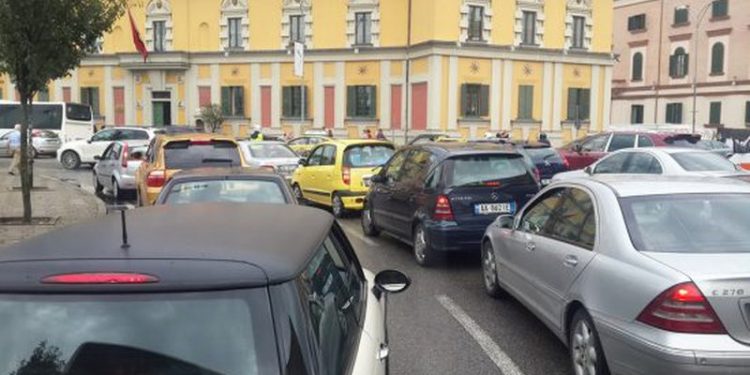 RIKTHEHEN KUFIZIMET NË TIRANË/ Ndalohet qarkullimi i mjeteve të tonazhit të rëndë gjatë ditës