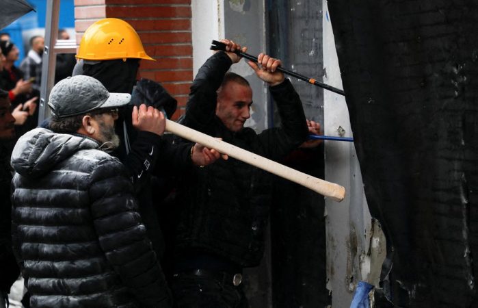 PROTESTË “PAQËSORE?” Ja çfarë përdorën mbështetësit e Berishës për të hapur derën
