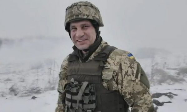 “PUTIN, GANGRENA E EUROPËS”/ Kryebashkiaku i Kievitbashkohet ushtrisë ukrainase në kufi me Rusinë