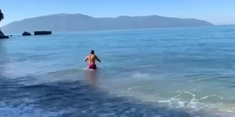 VIDEOLAJM/ Vlonjati që sfidon acarin dhe zhytet në det: Kam 30 vite që e bëj