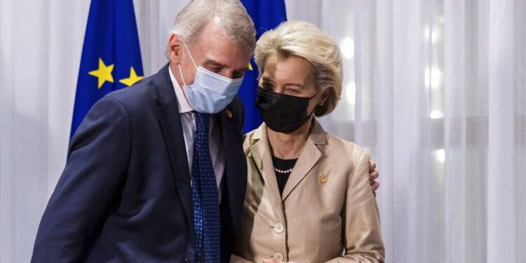 NDARJA NGA JETA E SASSOLIT/ Von der Leyen: E pikëlluar nga humbja një europiani të madh