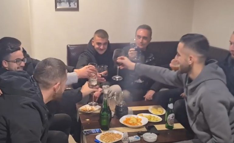 MILITANTI FESTON DITËLINDJEN/ Deputeti i Berishës ua shtron me verë e birra