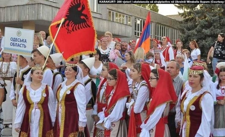 “RRINI TË QETË DHE PASTROJENI ARMËN TUAJ”/ Shqiptarët në Ukrainë nuk e ndiejnë rrezikun e luftës