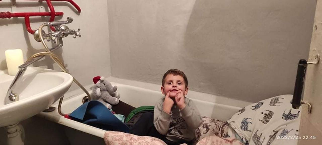 "MË NË FUND MUND..."/ Bashkë me djalin e vogël banorja e Kievit strehohet në banjën e saj