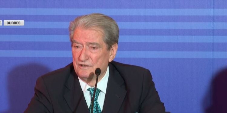 “RUSIA ARMIKU YNË”/ Berisha: Qeveria të dërgojë municione dhe pajisje mjekësore në Ukrainë