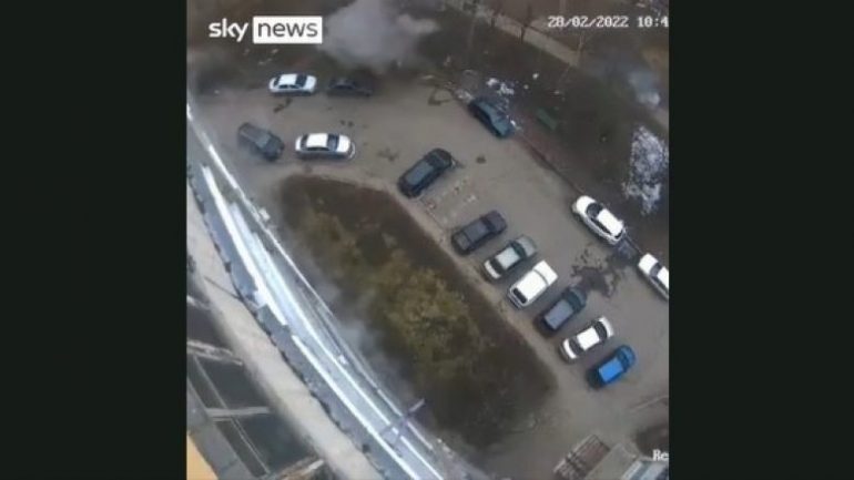 LUFTA/ Kharkivi objektiv i ushtrisë ruse, shihni momentin kur qyteti bombardohet nga dhjetëra raketa (VIDEO)