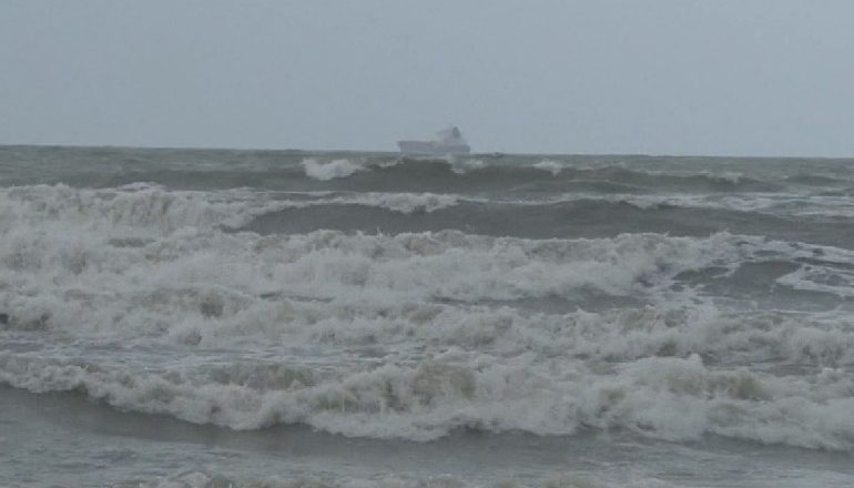MOTI I KEQ/ Pezullohen për 2 ditë lundrimet e linjës Durrës, Vlorë-Brindisi. Nuk lejohen…