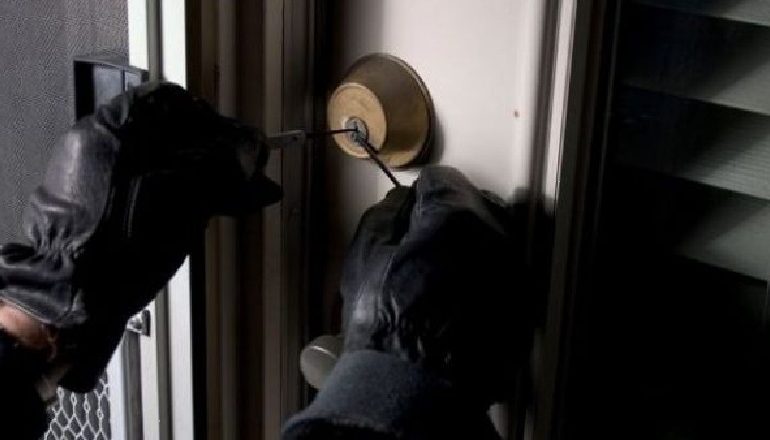 NDODH NË KURBIN/ Grabitën me dhunë 150 mijë lekë në një banesë, në pranga një nga autorët, 2 në kërkim