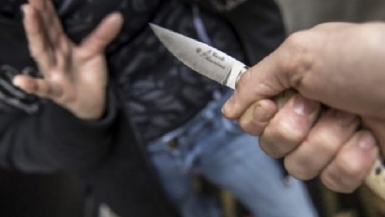 E RËNDË/ Plagoset me thikë pas një sherri banal i riu në Kavajë, arrestohet autori (EMRAT)
