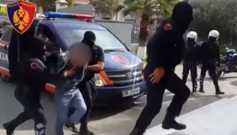 AKSION POLICOR NË ELBASAN/ Dhunoi bashkëshorten, arrestohet 60-vjeçari. Një tjetër nën hetim për ndërtim pa leje