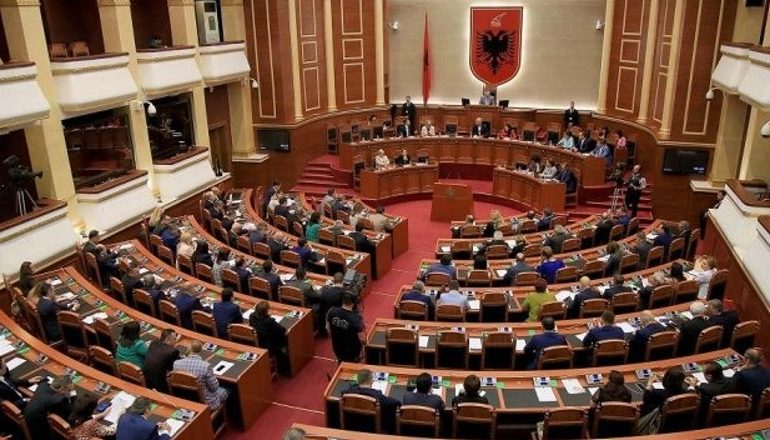 SOT KUVEND/ Në seancën hidhen për votim ndryshimet kushtetuese për zgjatjen e afatave të vettingut