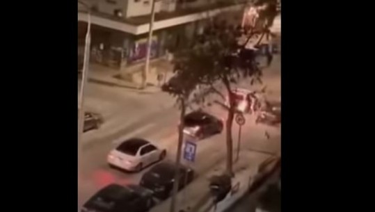 ULËRIMA NË ERRËSIRË/ Dalin pamjet disa momente pasi shqiptari qëlloi për vdekje me thikë të riun në Selanik (VIDEO)