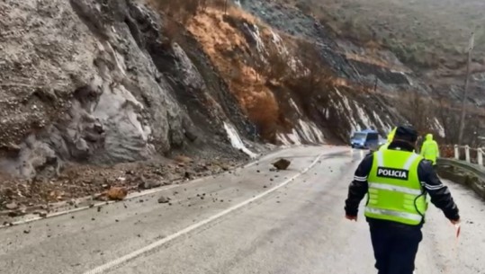 AKSIDENTI TRAGJIK NË LIBRAZHD/ Shkak dyshohet rënia e gurëve në rrugë, detyroi mjetet të kryenin… (DETAJET)