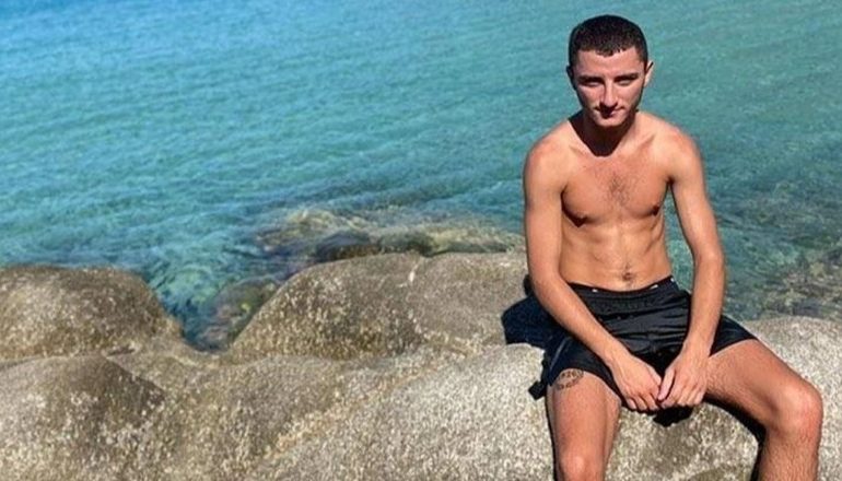 U ARRATIS DREJT VENDIT TONE/ Ky është i riu tjetër shqiptar që akuzohet për vrasjen e 19-vjeçarit grek