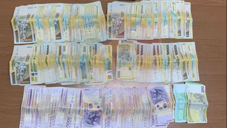 SHPËRNDANTE KOKAINË/ Arrestohet trafikanti në Tiranë, i sekuestrohen 2.2 milionë lekë dhe 1430 euro