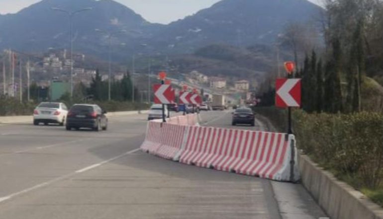 E RËNDË/ Aksident te mbikalimi i TEG-ut, furgoni del nga rruga