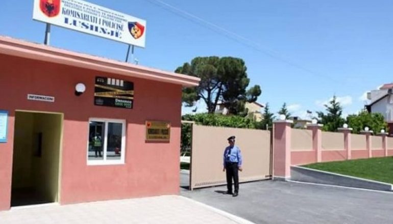PEZULLOHEN DY EFEKTIVË/ Po shkonte tek i biri që iu arrestua, gruaja nxirret me forcë nga komisariati i Lushnjës