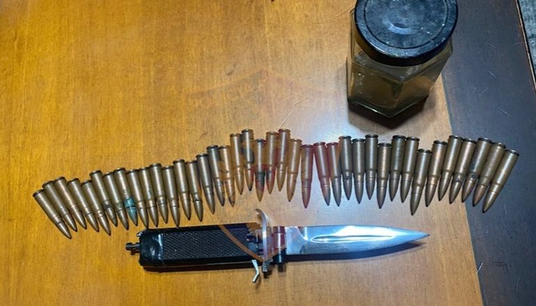 ARRESTOHET NJË 19-VJEÇAR NË DURRËS/ Mbante pistoletë, fishekë dhe thikë në banesës