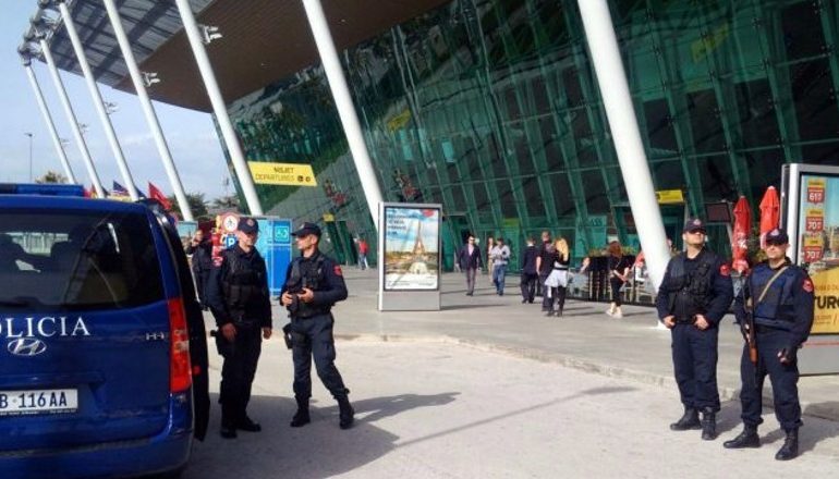 LËVIZJET DHE ARRATISJET E KRIMINELËVE/ Listat e pasagjerëve të avionëve dhe trageteve do të kontrollohen paraprakisht nga policia