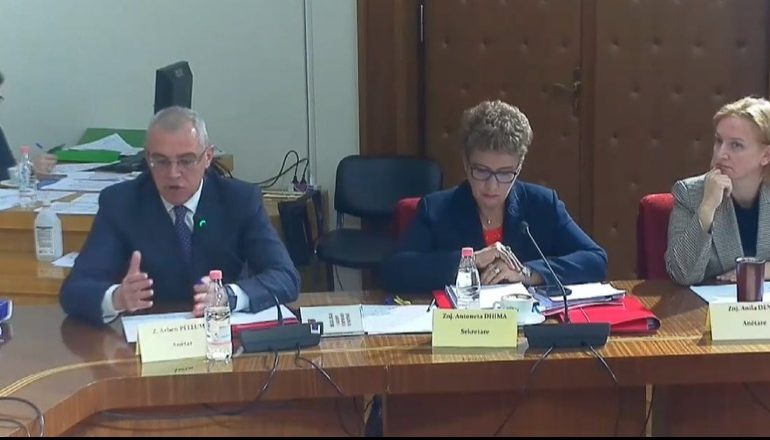 DËSHMITARJA SHPËRTHEN NË LOT/ Shalsi: Në gjendje të tillë emocionale, nuk është e vlefshme ta dëgjojmë