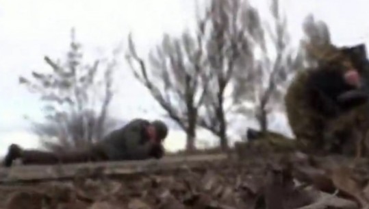 TENSIONET RUSI-UKRAINË/ VIDEO nga momenti kur ministri ukrainas shtrihet në tokë për t’u shpëtuar sulmeve
