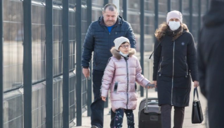 “JEMI TË FRIKËSUAR, KEMI DËGJUAR TË SHTËNA”/ Rrëfimet e banorëve që po largohen nga Ukraina