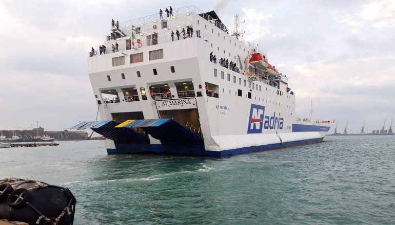 MOTI I KEQ/ Autoriteti Portual i Durrësit njofton pasagjerët: Dy tragete do të nisen tre orë më herët…