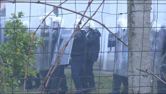 TENSIONET TEK “5 MAJI”/ Banorët përplasen me policinë, qëllojnë me gurë në drejtim të efektivëve (VIDEO)