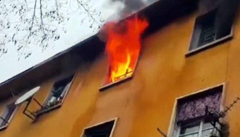 PËRFSHIHET NGA FLAKËT BANESA NË TIRANË/ Lëndohen dy persona, dërgohen në spital