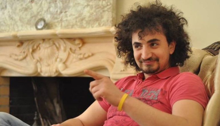 U ARRESTUA DUKE DREJTUAR MJETIN PA PATENTË/ Lirohet aktori i njohur Albano Bogdo