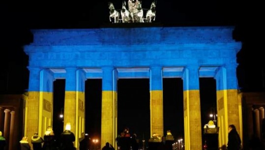 PRAG LUFTE/ Parisi dhe Berlini "vishen" me ngjyrat e flamurit ukrainas, shenjë miqësie dhe solidariteti