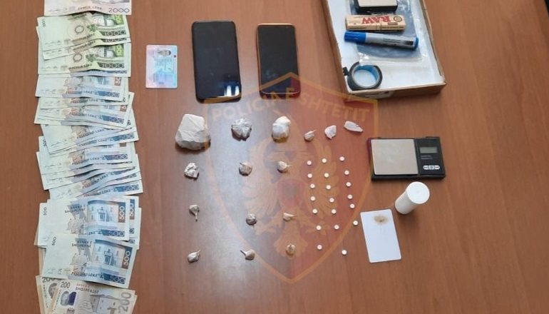 SHISTE HEROINË ME DOZA TË VOGLA NË TIRANË/ Arrestohet 37-vjeçari! Ja çfarë i gjeti policia në banesë