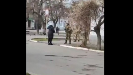 LUFTA NË UKRAINË/ Gruaja ukrainase-ushtarit rus: Merri këto farat e lulediellit futi në xhep, të rriten kur të vdisni (VIDEO)