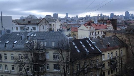 DITA E TRETË E LUFTËS/ Mëngjes ‘tmerrshëm i qetë’ në Kiev pas natës me sirena dhe të shtëna me armë zjarri