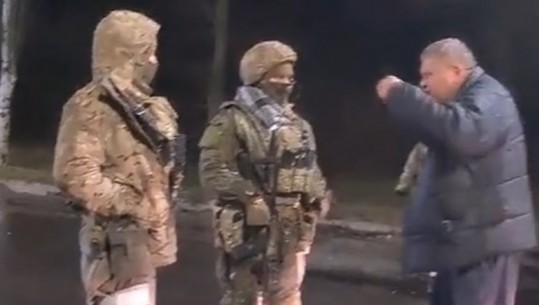 “ÇFARË DONI KËTU?” I moshuari u bërtet ushtarëve rus që pushtuan qytetin: Jeni kukulla dhe unë rus jam