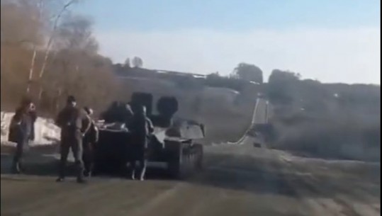 ÇFARË NDODHI? Ushtari rus: Kemi mbetur pa naftë! Shoferi ukrainas: Hajdeni t’ju shoqëroj deri në Rusi (VIDEO)