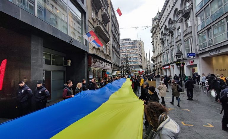 “PUTINI U ÇMEND”/ Serbët “tradhtojnë” Vuçiç dhe ngrihen në protesta të mëdha: Mbani duart larg Ukrainës (FOTO)