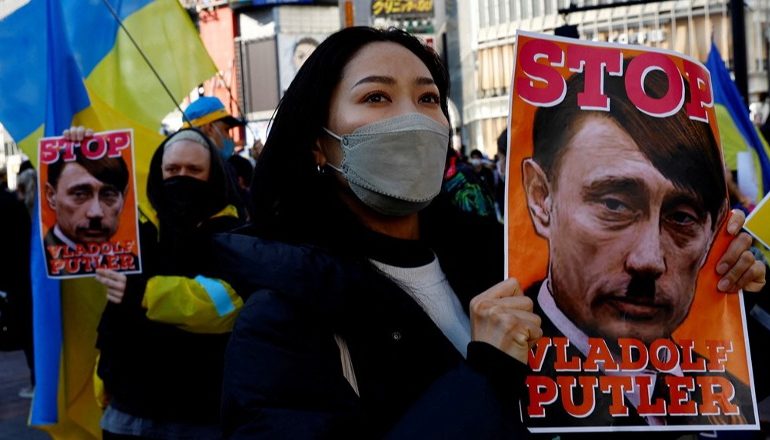 “NDALONI VLADOLF PUTLER”/ Njerëzit pushtojnë rrugët e të gjithë botës dhe ngrihen kundër luftës në Ukrainë (FOTO)